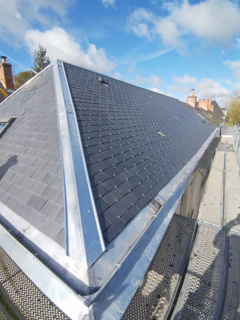 Loir en Vallée Couverture accompagne les particuliers pour leurs travaux de couverture, charpente et zinguerie en Sarthe et dans le Loir-et-Cher.