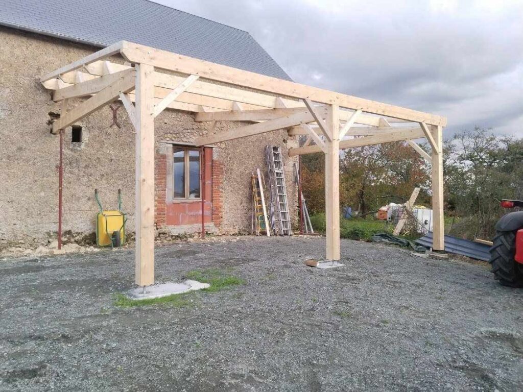 Travaux de charpente sur une toiture traditionnelle