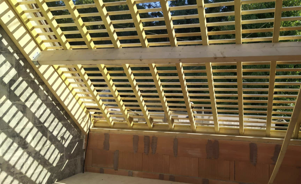 Réalisation d'une charpente robuste pour une maison individuelle