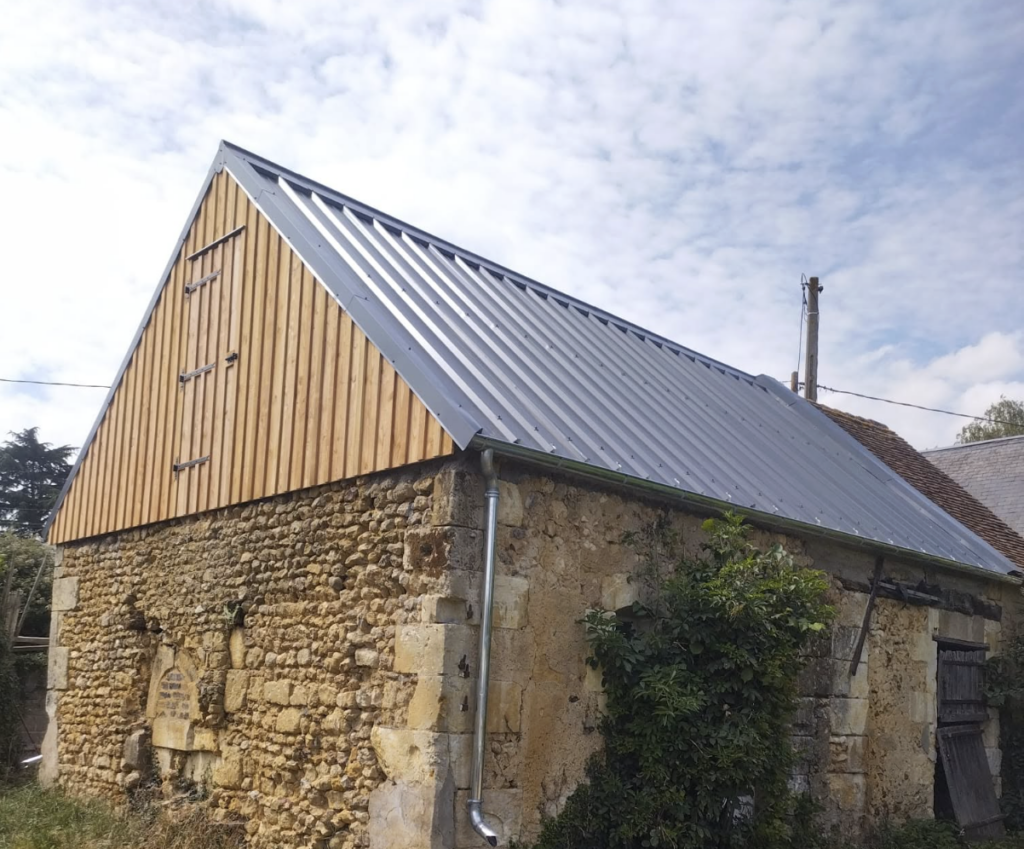 Artisan charpentier réalisant une charpente traditionnelle en Sarthe (72)