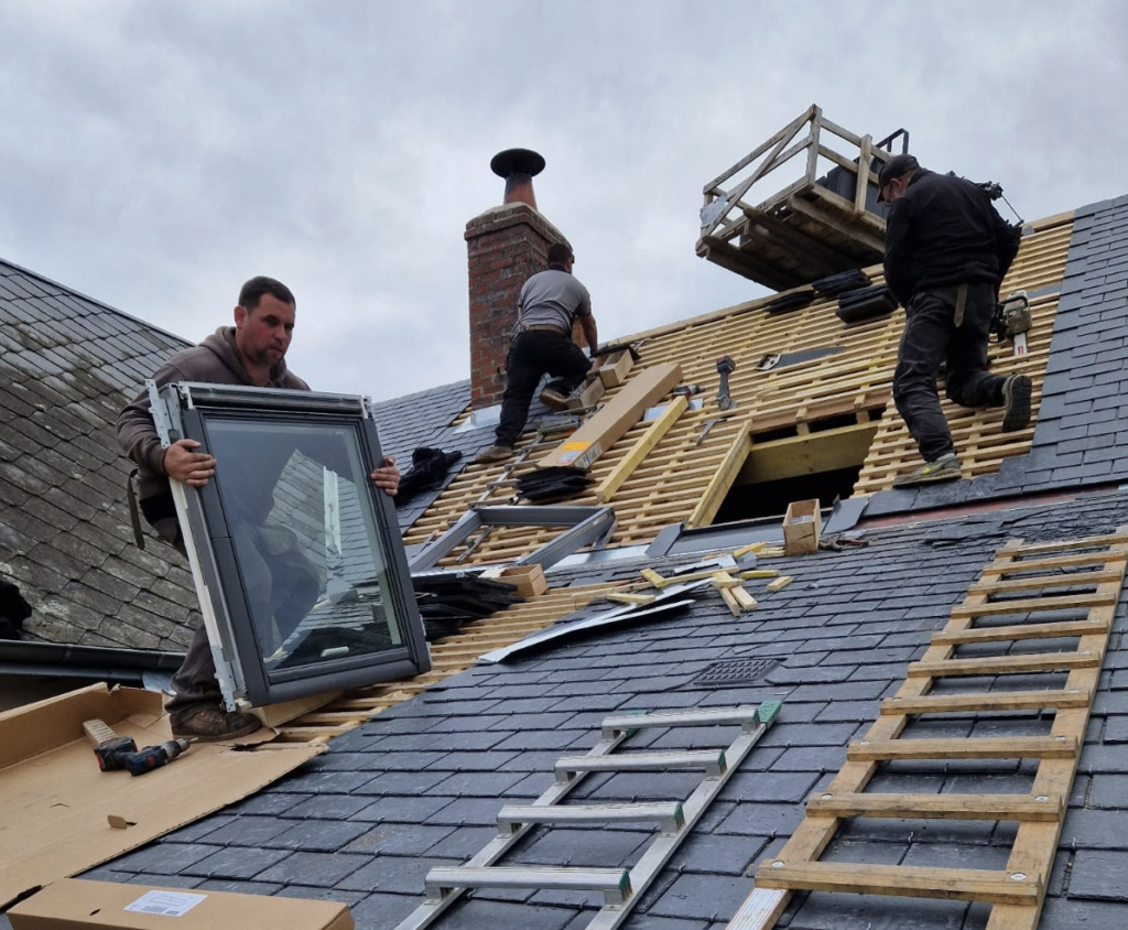 Charpentier intervenant sur une toiture en Sarthe