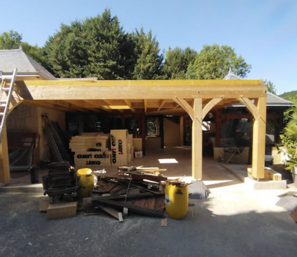 Pose d'une charpente sur une extension de maison