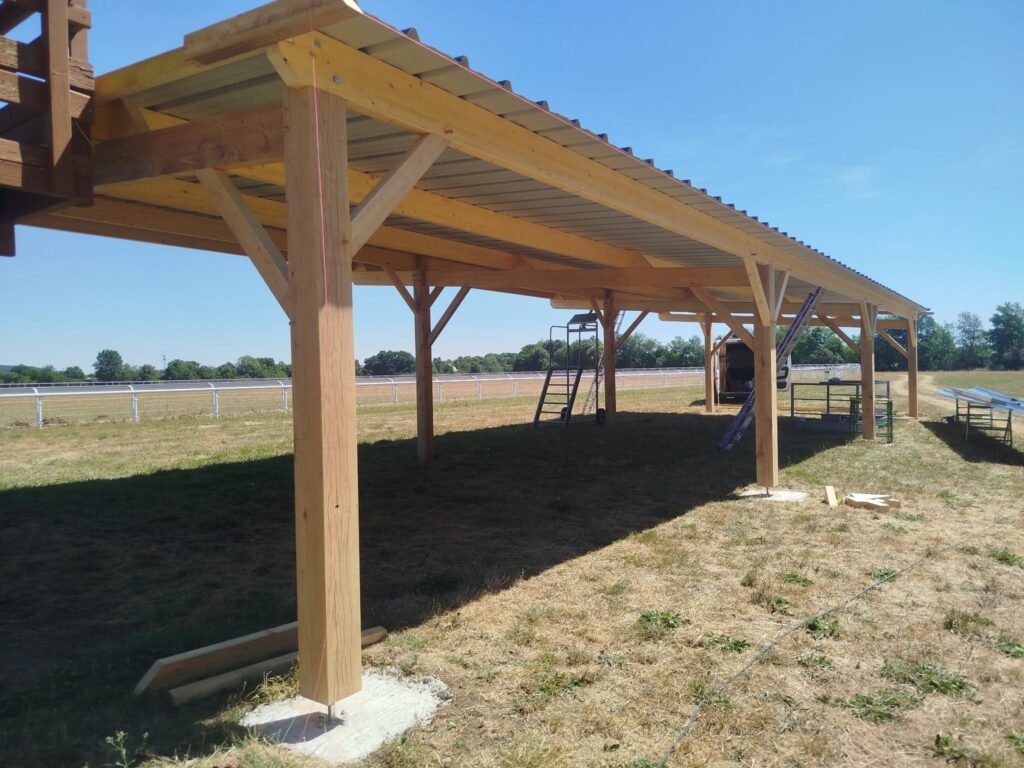 Carport en bois réalisé à l'hippodrome de La Chartre-sur-le-Loir