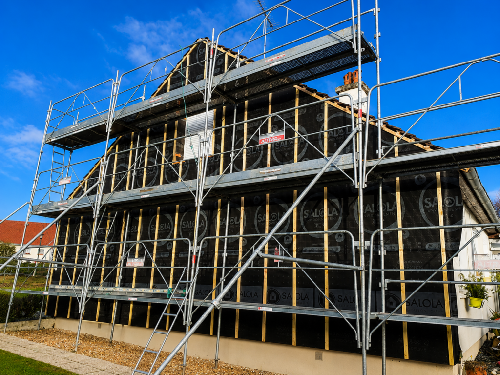 Découvrez nos conseils pour garder une maison fraîche pendant la canicule grâce à l'isolation des combles, de la toiture, aux stores Velux et à l'isolation par l'extérieur en Sarthe et dans le Loir-et-Cher.