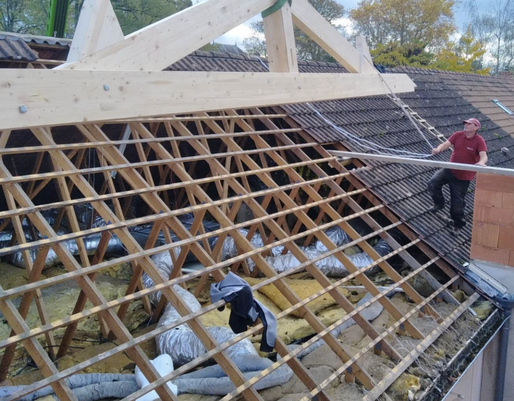 Charpentier réalisant une rénovation de toiture en Sarthe