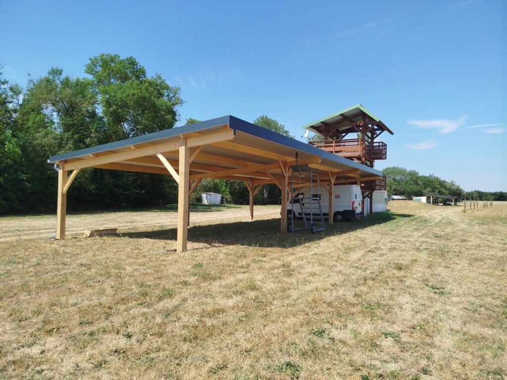 Installation d'un carport sur l'hippodrome de La Chartre-sur-le-Loir : un chantier signé Loir en Vallée Couverture