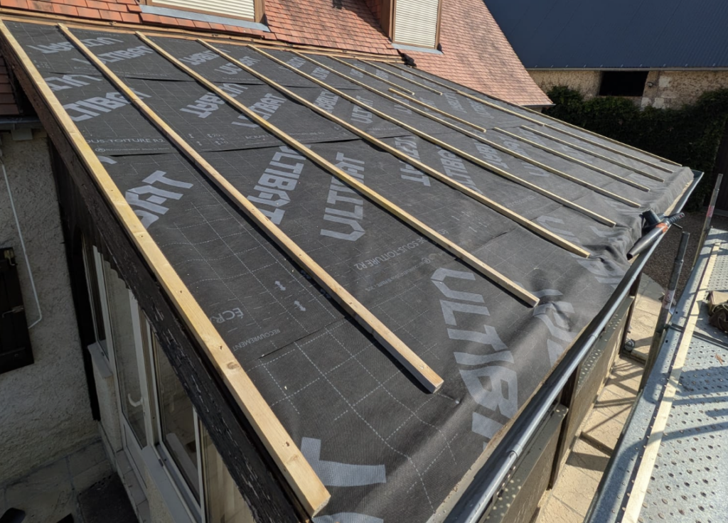 Le litonnage joue un rôle central dans la qualité finale du chantier. En effet, il détermine l’espacement, l’alignement et le recouvrement des éléments de couverture.