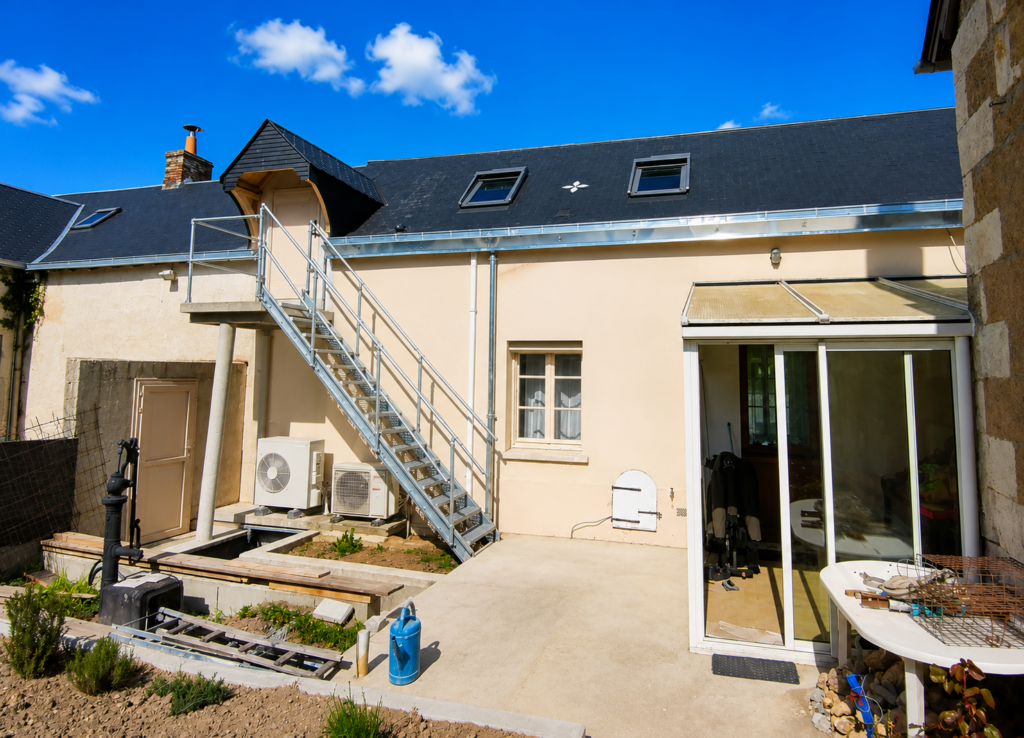 Découvrez cette réfection complète de toiture réalisée à La Flèche par Loir en Vallée Couverture. Travaux de couverture, zinguerie et rénovation réalisés par des artisans couvreurs expérimentés.