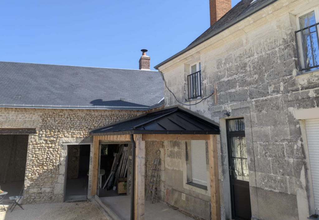 Pose d’une toiture en zinc à joint debout sur un auvent à Marçon