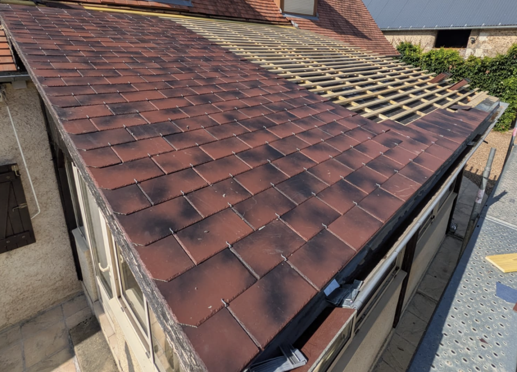 Découvrez cette rénovation de toiture à Flée : couverture de véranda en ardoises Pommay, pose d’un Velux et installation d’un volet solaire.