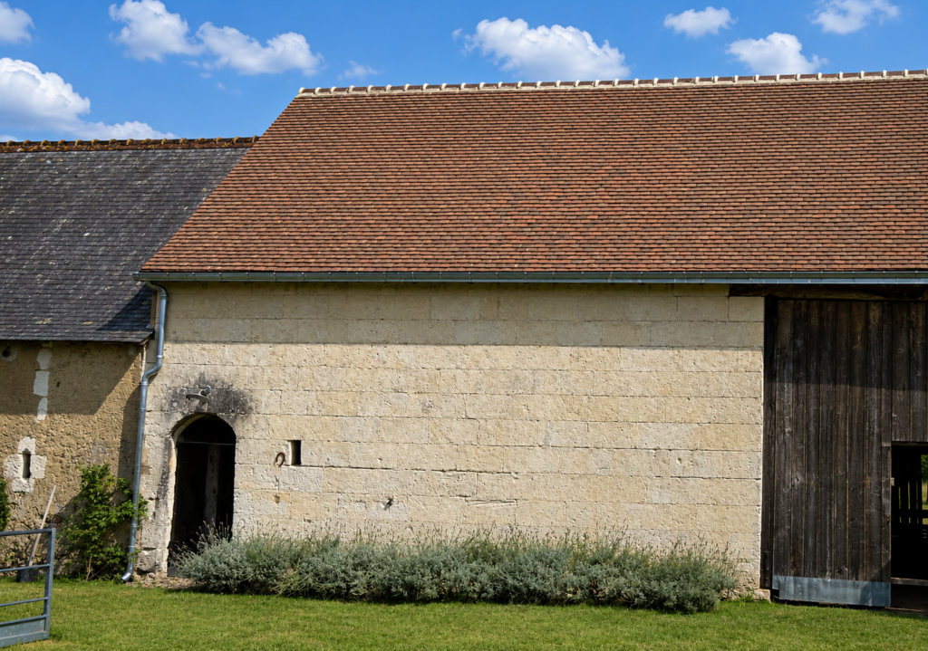 Vous hésitez entre une toiture en tuiles ou en ardoises ? Découvrez les avantages de chaque matériau et les conseils de votre couvreur en Sarthe et dans le Loir-et-Cher pour faire le bon choix.