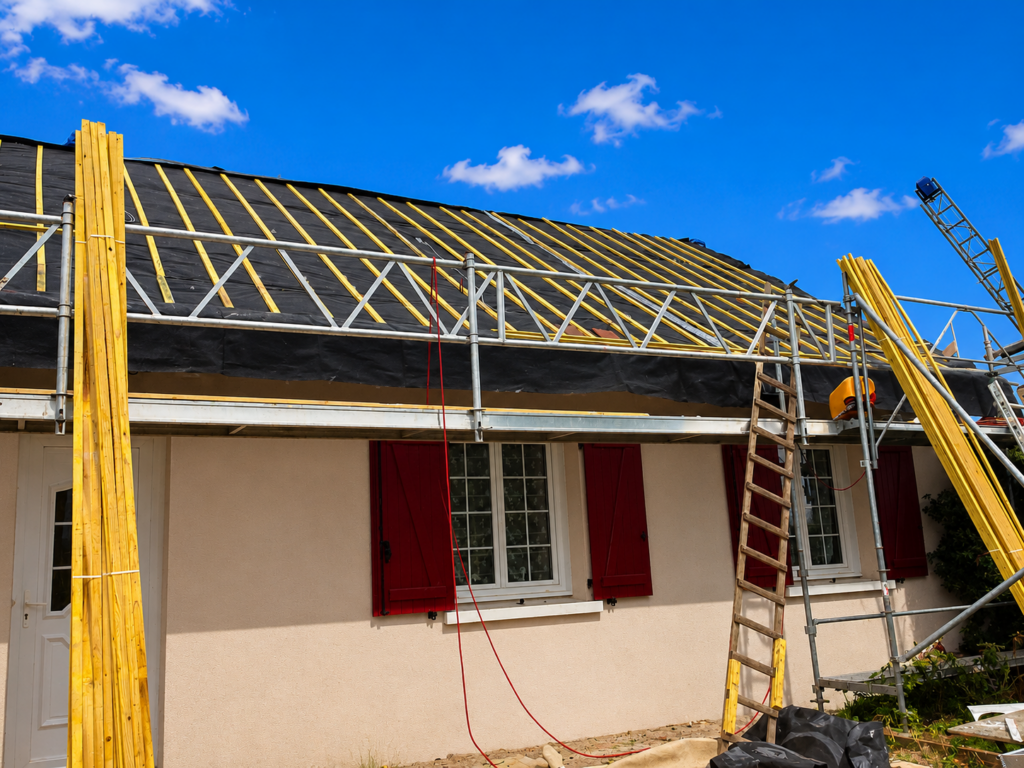 Vous recherchez un couvreur en Sarthe ou en Loir-et-Cher ? Découvrez pourquoi faire appel à un artisan couvreur pour vos travaux de toiture, de charpente et de zinguerie.