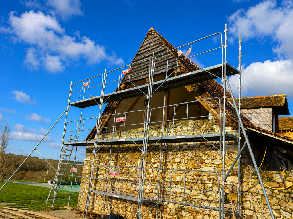 Votre maison est trop chaude en été ? Découvrez pourquoi la toiture joue un rôle essentiel et comment l'isolation des combles, l'isolation par l'extérieur et les stores Velux améliorent durablement votre confort en Sarthe et dans le Loir-et-Cher.