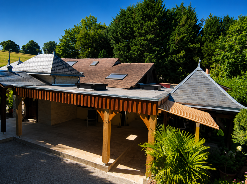 Découvrez cette réfection complète de toiture réalisée au Lude par Loir en Vallée Couverture. Remplacement de la couverture, intégration de fenêtres de toit et finitions soignées pour une toiture durable et esthétique.