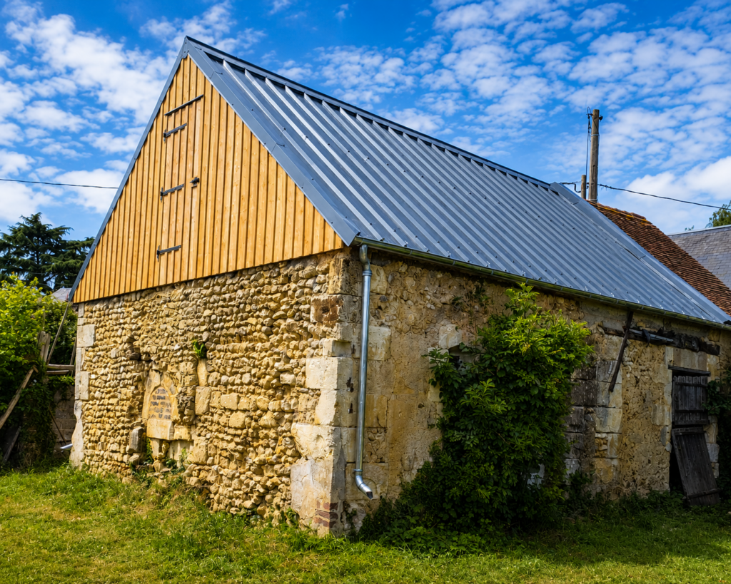 Découvrez cette rénovation de toiture en bac acier réalisée à Montval-sur-Loir par Loir en Vallée Couverture. Un chantier alliant étanchéité, durabilité et savoir-faire artisanal.