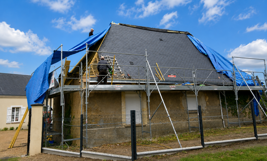 Découvrez pourquoi installer une fenêtre de toit Velux améliore la luminosité, la ventilation et le confort de votre maison. Conseils de votre couvreur en Sarthe et dans le Loir-et-Cher.