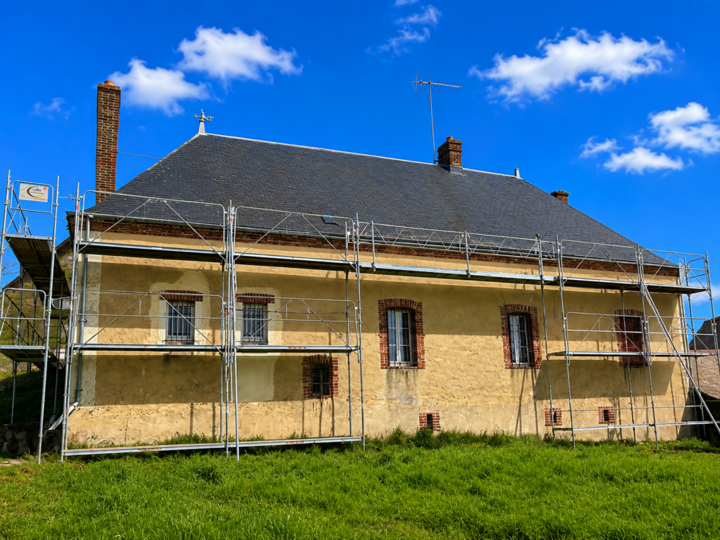 Découvrez comment les stores Velux permettent de limiter la chaleur sous les combles pendant les fortes chaleurs. Une solution efficace pour améliorer le confort de votre maison en Sarthe et dans le Loir-et-Cher.