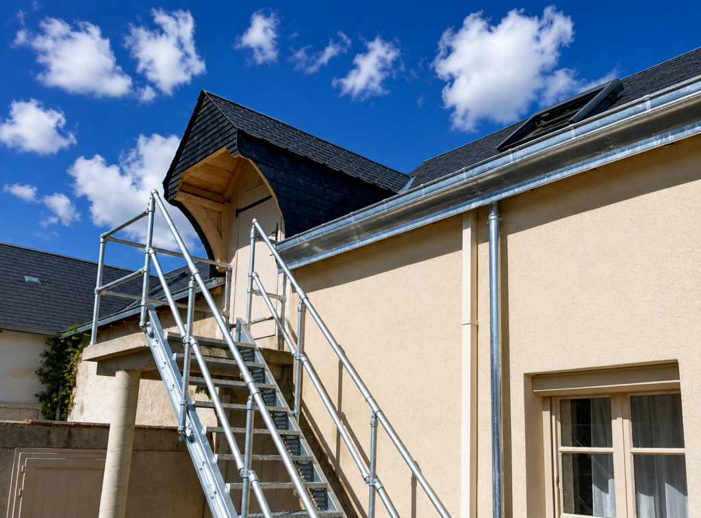 Chez Loir en Vallée Couverture, nous réalisons tous types de travaux de zinguerie en Sarthe et dans le Loir-et-Cher.