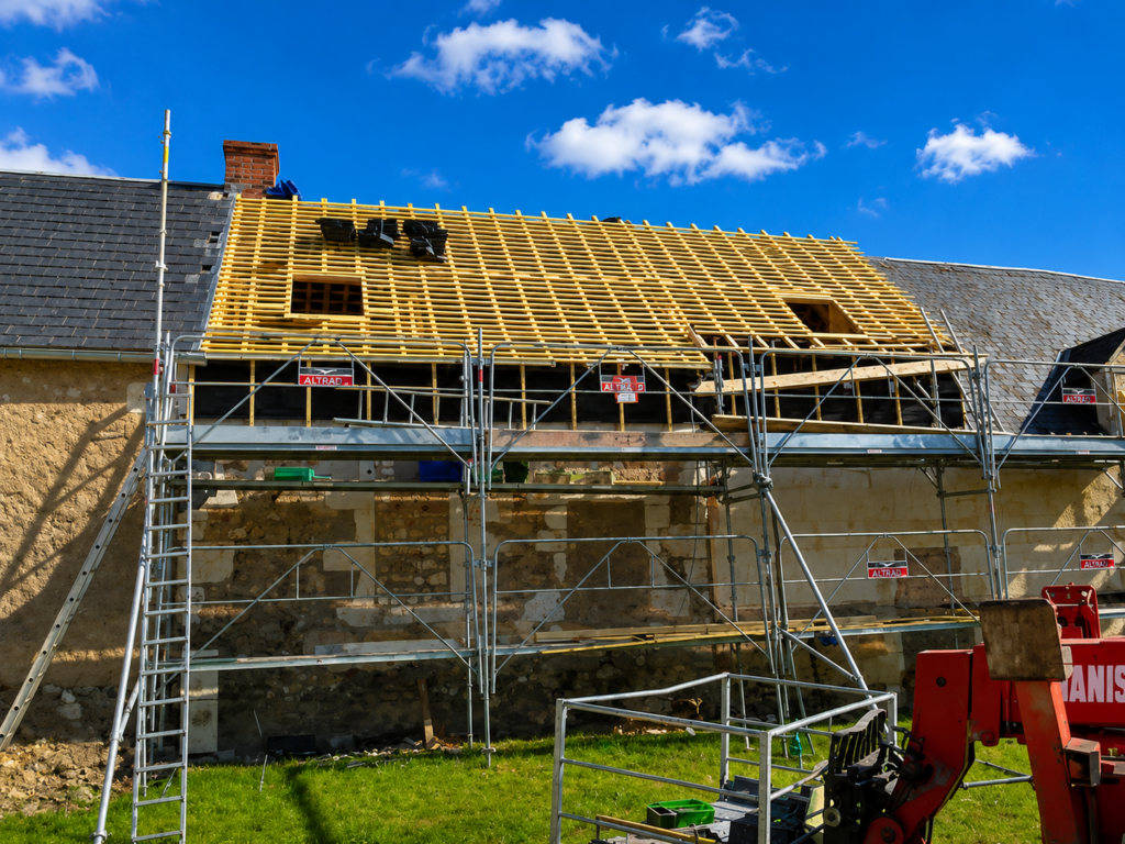 Découvrez les 10 causes les plus fréquentes d'une fuite de toiture. Conseils de votre couvreur en Sarthe et dans le Loir-et-Cher pour protéger durablement votre maison.